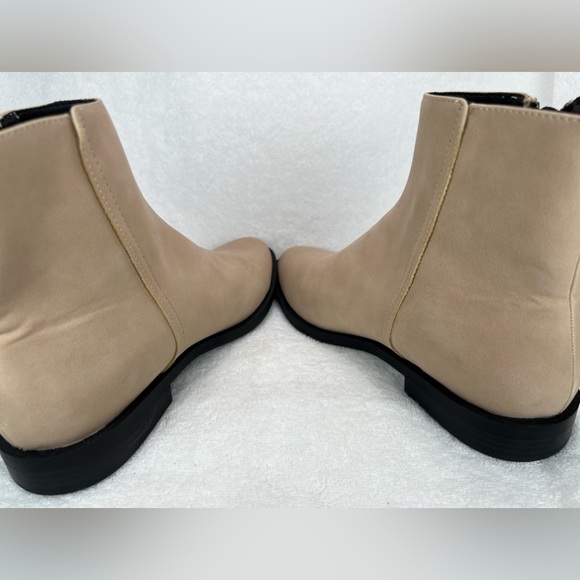 Amazon Essentials, light tan faux leather ankle boot - Picture 4 of 6